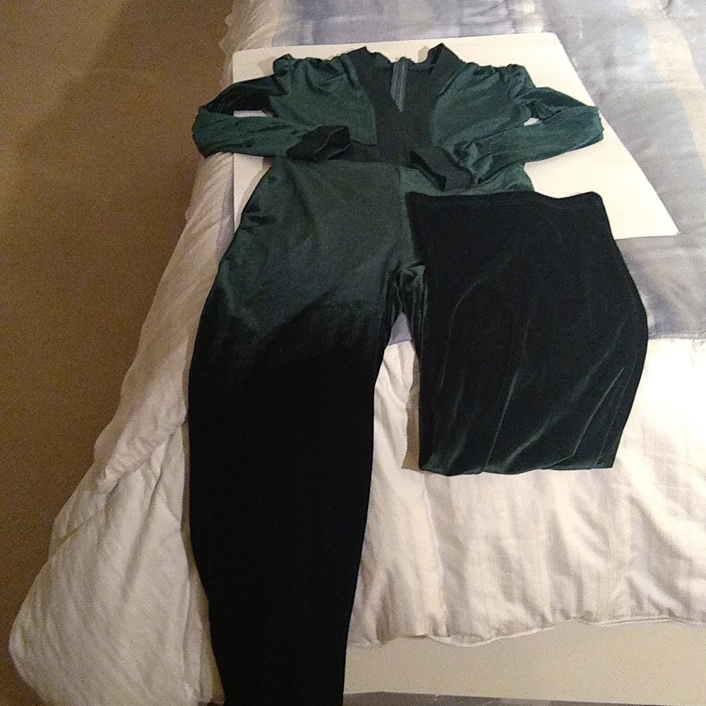 Amyenjoylife green lightweight velvet look jumpsuit size small